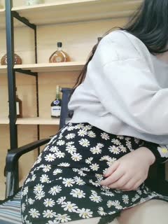 熟女在与三根大鸡巴的狂欢中得到了粗暴的性爱